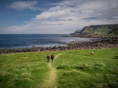 İki kız Kuzey İrlanda Giants Causeway seyahat - seyahat fotoğrafçılığı