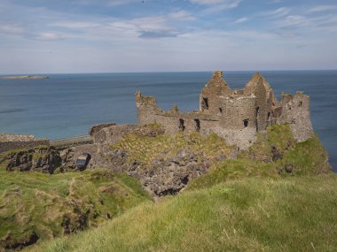 Kuzey İrlanda'da Dunluce Kalesi - Kuzey İrlanda'da popüler bir dönüm noktası - seyahat fotoğrafçılığı