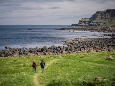İki kız Kuzey İrlanda Giants Causeway seyahat - seyahat fotoğrafçılığı