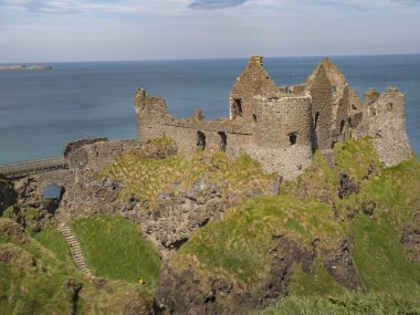 Kuzey İrlanda'da Dunluce Kalesi - Kuzey İrlanda'da popüler bir dönüm noktası - seyahat fotoğrafçılığı