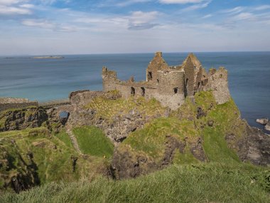Kuzey İrlanda Dunluce Kalesi - ünlü bir film konumu - seyahat fotoğrafçılığı