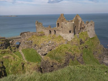 Kuzey İrlanda'da Dunluce Kalesi - Kuzey İrlanda'da popüler bir dönüm noktası - seyahat fotoğrafçılığı