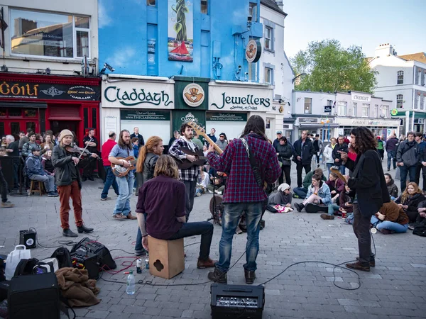 Galway İrlanda şehrinde sokak müzisyenleri - Galway Claddagh, İrlanda - 11 Mayıs 2019