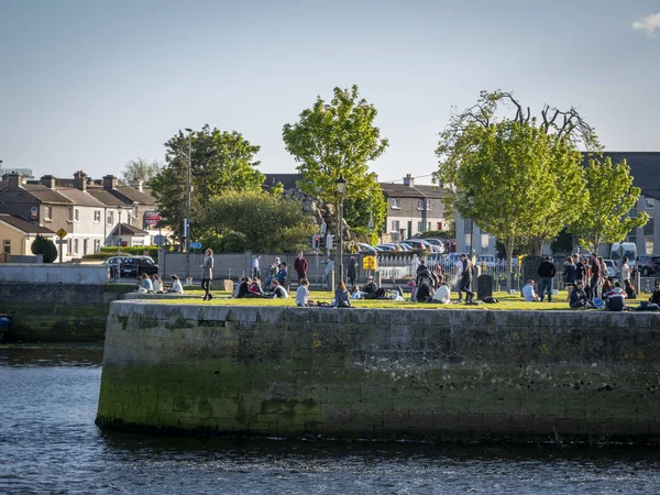 Fiatalok Pihenhetnek Galway Claddagh Egy Napsütéses Napon Galway Claddagh Írország — Stock Fotó