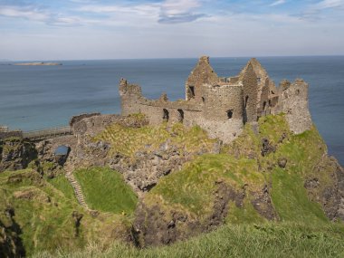 Kuzey İrlanda'da Dunluce Kalesi - Kuzey İrlanda'da popüler bir dönüm noktası - seyahat fotoğrafçılığı