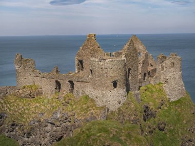 Kuzey İrlanda'da Dunluce Kalesi - Kuzey İrlanda'da popüler bir dönüm noktası - seyahat fotoğrafçılığı