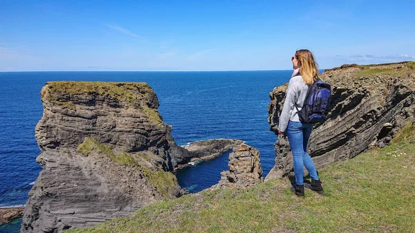 Young Woman Years Old Stands Irish West Coast — Stock Photo, Image