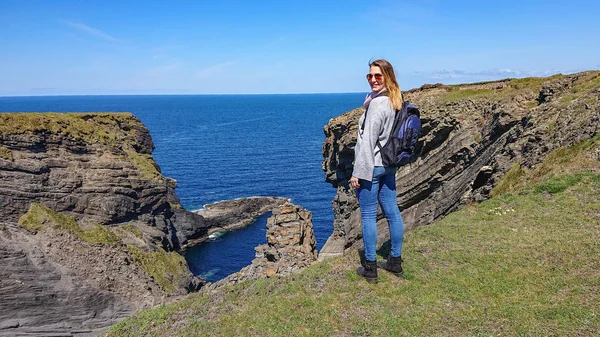 Jeune Femme Ans Dresse Sur Côte Ouest Irlandaise — Photo