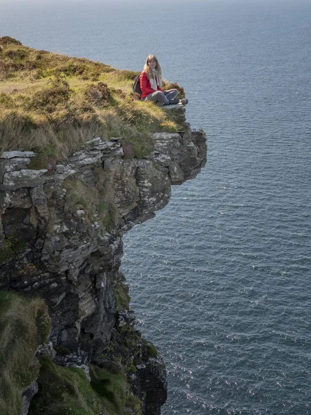 Молода Жінка Сидить Краю Скелі Ірландському Західному Узбережжі Подорож Фотографія — стокове фото