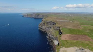 İrlanda'da ünlü Moher Kayalıkları üzerinde havadan görünümü 