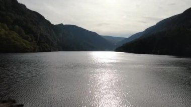 İrlanda'nın Wicklow dağlarında Glendalough de göller üzerinde havadan görünümü  