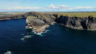 İrlanda Atlantik kıyısında Kilkee Kayalıkları üzerinde Uçuş 