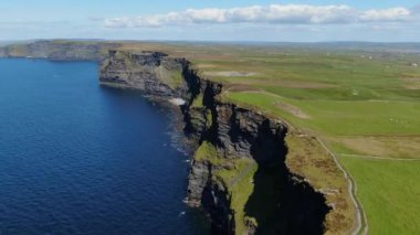 İrlanda'da ünlü Moher Kayalıkları üzerinde havadan görünümü  