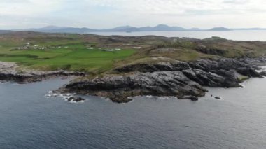 İrlanda'da Malin Head kayalık kıyıları - bir drone havadan görünümü  