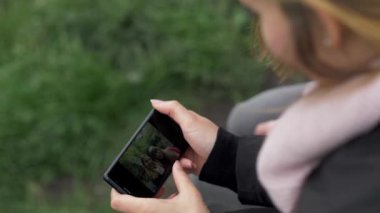 Kız cep telefonundan fotoğraf izliyor - seyahat fotoğrafçılığı