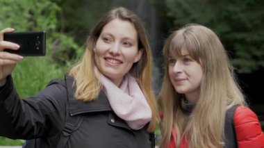 İrlanda Glencar Şelale saä lamak için yolculuk genç kadınlar - seyahat fotoğrafçılığı