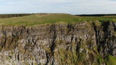 Kuzey İrlanda Binenenagh Kayalıkları üzerinde Uçuş  