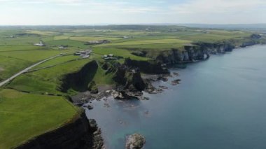 Kuzey İrlanda'da Dunluce Kalesi - havadan görünümü  