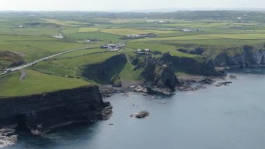 Kuzey İrlanda'da Dunluce Kalesi çevresinde uçuş  