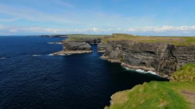 İrlanda'da ünlü Moher Kayalıkları üzerinde havadan görünümü 
