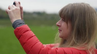 İrlanda 'nın yeşil doğasının tadını çıkaran genç bir kadın.  