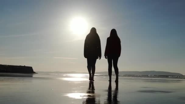 Caminar Largo Una Playa Día Frío Otoño Fotografía Viaje — Vídeo de stock