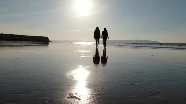 Promenade Long Une Plage Par Une Journée Froide Automne Photographie — Video