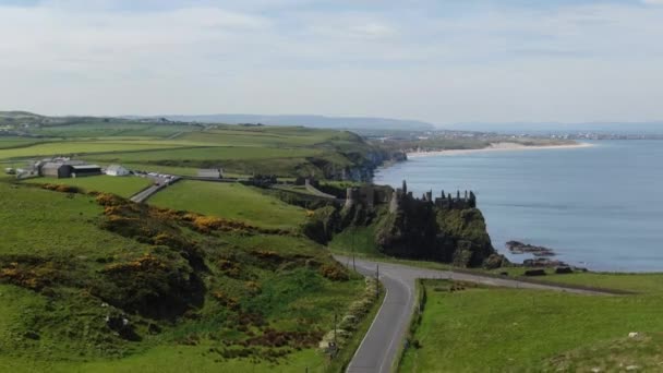 Widok Lotu Ptaka Słynny Zamek Dunluce Irlandii Północnej — Wideo stockowe