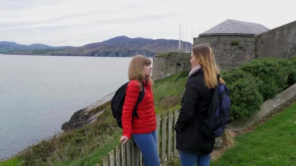 两个女孩去爱尔兰西海岸 — 图库视频影像