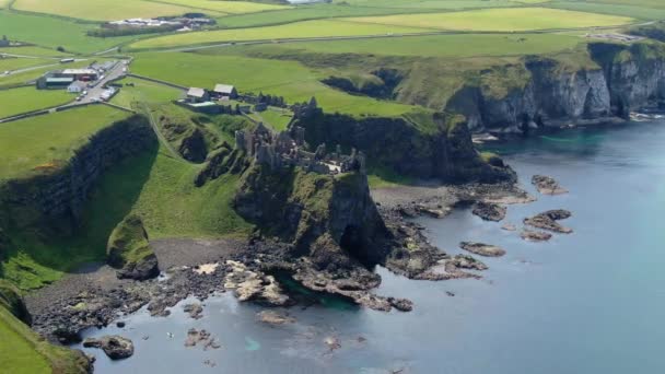 Kuzey Rlanda Dunluce Kalesi Çevresinde Uçuş — Stok video