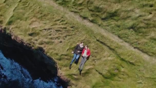 Deux Filles Allongées Dans Herbe Sur Les Falaises Côte Irlandaise — Video