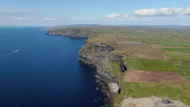 Luftaufnahme Über Die Berühmten Klippen Von Moher Irland — Stockvideo
