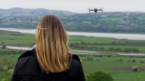 Mujer Joven Volando Dron Irlanda Fotografía Viaje — Vídeo de stock