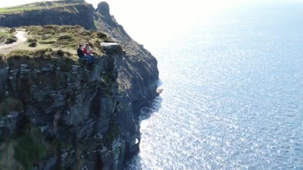 Kız Rlanda Moher Ünlü Cliffs Kenarında Oturup — Stok video