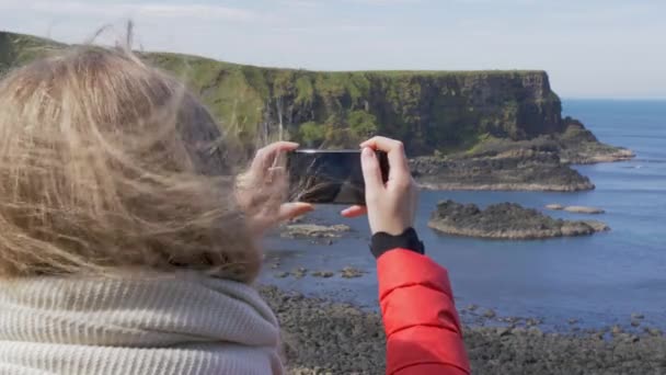 Молодая Женщина Наслаждается Прекрасной Зеленой Природой Ирландии — стоковое видео