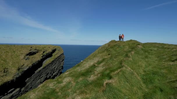 Duas Meninas Viajam Para Costa Oeste Irlanda — Vídeo de Stock