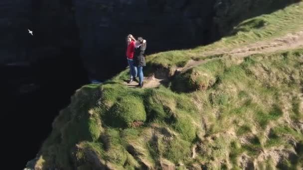 Duas Meninas Viajam Para Costa Oeste Irlanda — Vídeo de Stock