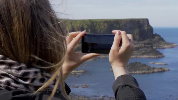 在北爱尔兰的巨人铜锣海岸拍照 旅游摄影 — 图库视频影像