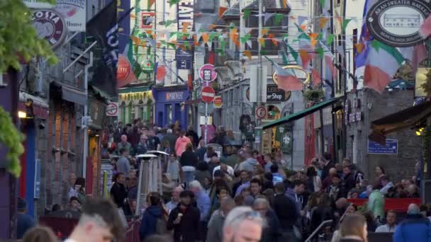 Zona Peatonal Abarrotada Galway Claddagh Galway Claddagh Irlanda Mayo 2019 — Vídeos de Stock