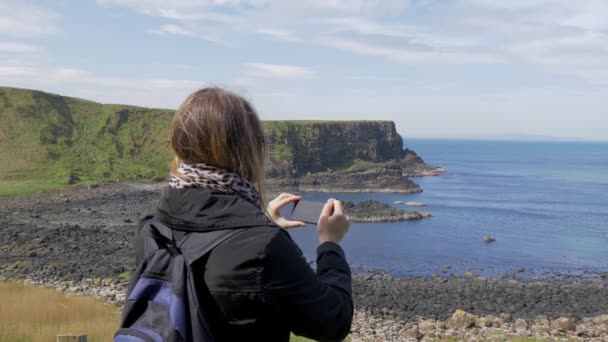 北アイルランドのジャイアンツコーズウェイコーストで写真を撮る 旅行写真 — ストック動画