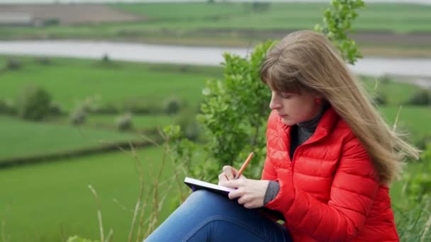 Ung Kvinna Njuter Den Underbara Gröna Naturen Irland — Stockvideo