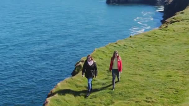 Dos Niñas Viajan Costa Oeste Irlanda — Vídeo de stock