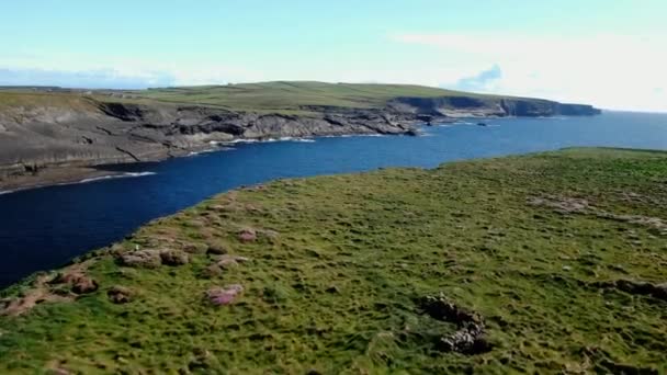 Γαλάζιος Ατλαντικός Ωκεανός Στην Ιρλανδική Δυτική Ακτή — Αρχείο Βίντεο