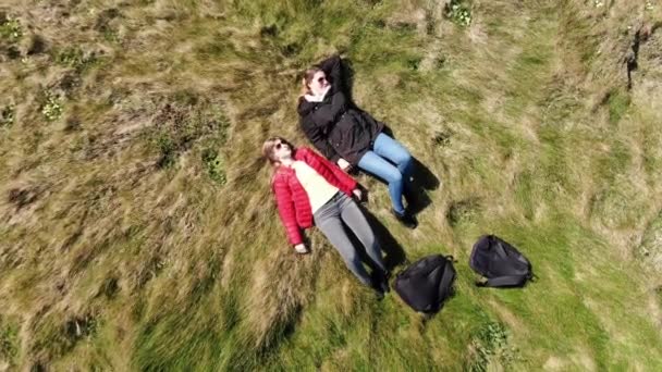 Duas Mulheres Deitadas Beira Penhasco Costa Oeste Irlanda Imagens Aéreas — Vídeo de Stock