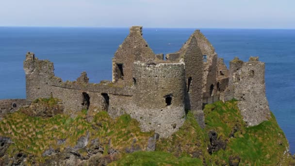 Замок Данлус Северной Ирландии Знаменитое Место Съемок Фильмов — стоковое видео