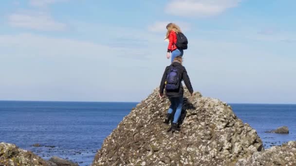 Zwei Mädchen Reisen Die Westküste Irlands — Stockvideo