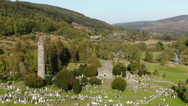 Terbang Atas Biara Kuno Glendalough Pegunungan Wicklow Irlandia — Stok Video