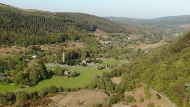 Penerbangan Drone Atas Glendalough Landmark Terkenal Irlandia — Stok Video
