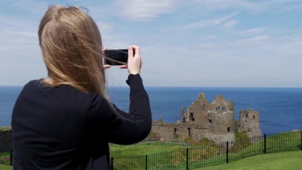 Giovane Donna Scatta Foto Del Castello Dunluce Irlanda Del Nord — Video Stock