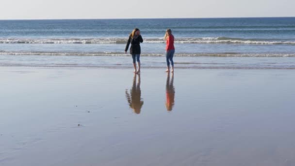 Duas Meninas Caminham Longo Praia Areia Irlanda Norte Dia Frio — Vídeo de Stock